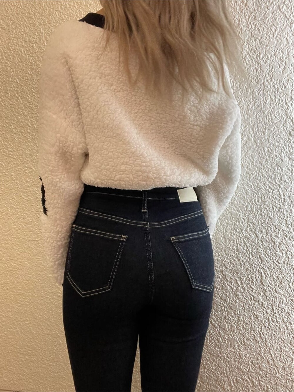 ブラウン系のブーツ、ブルー系のデニムパンツ、ブルー系のデニムパンツを着用したレディースの秋コーディネートの8枚目の写真