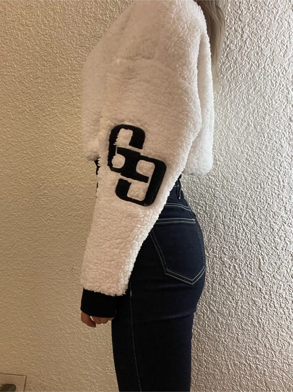 ブラウン系のブーツ、ブルー系のデニムパンツ、ブルー系のデニムパンツを着用したレディースの秋コーディネートの7枚目の写真