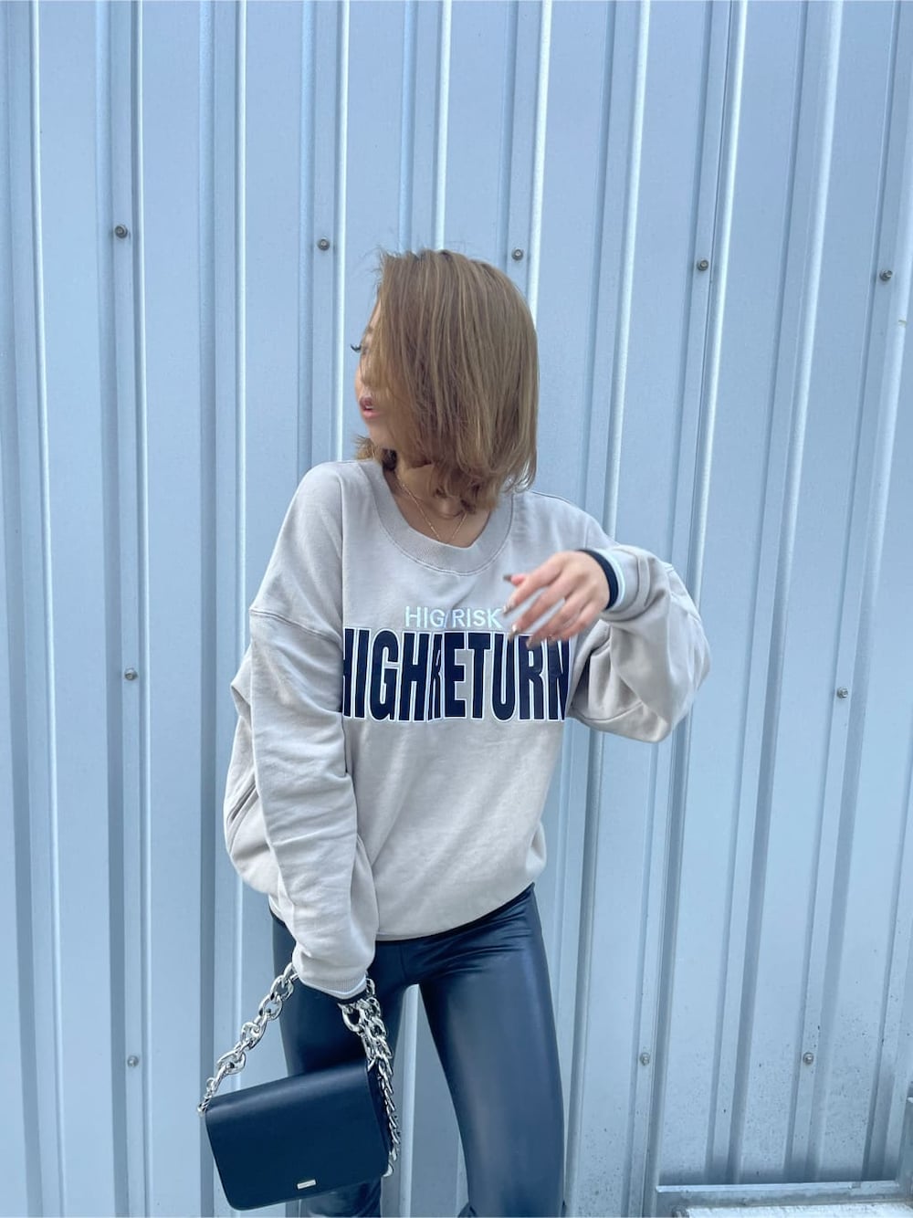 ブラック系のその他パンツ、ブラック系のショルダーバッグ、ブラック系のパンプスを着用したレディースの冬コーディネートの2枚目の写真