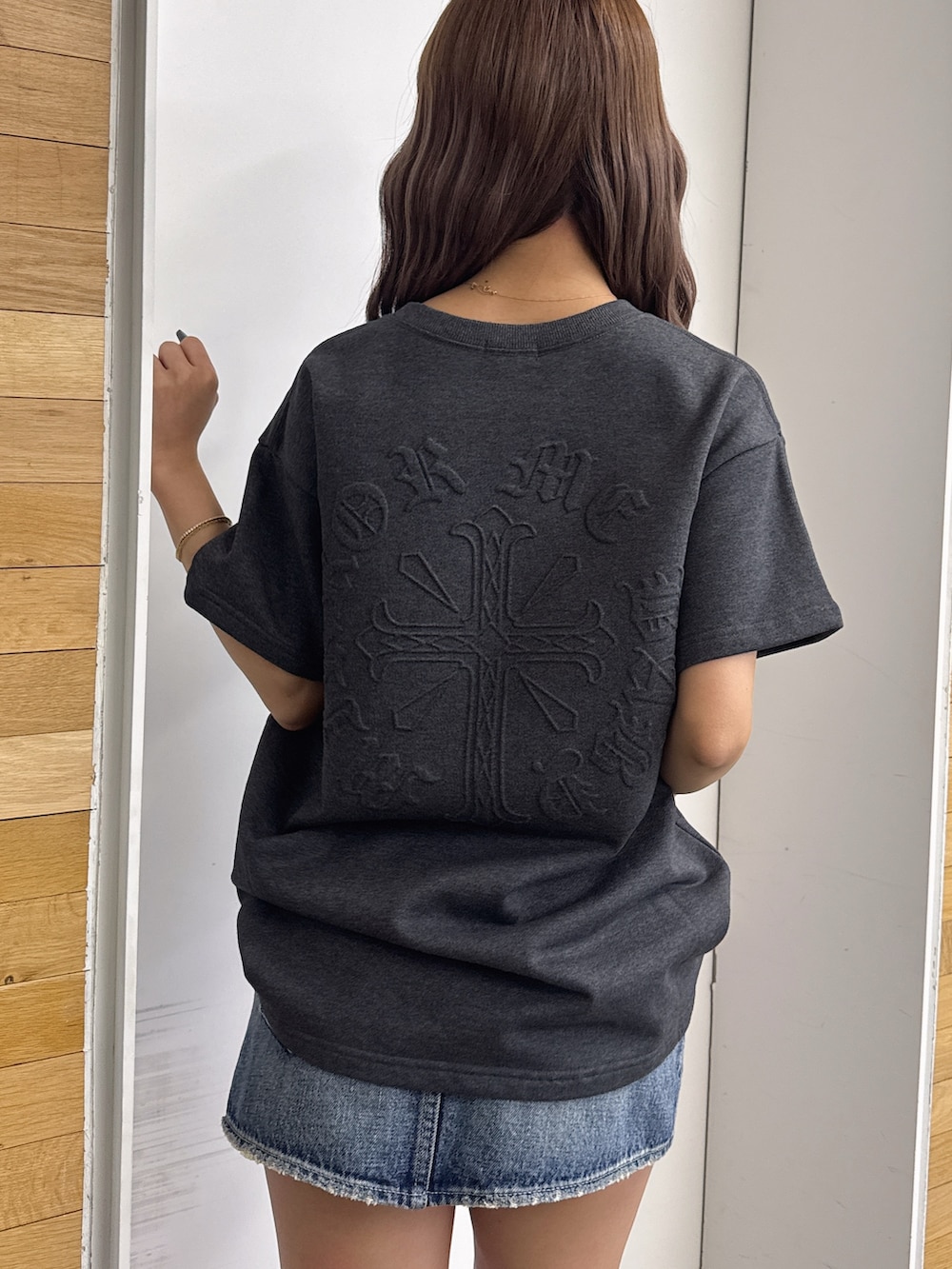 グレー系のTシャツ/カットソー、ブルー系のデニムパンツ、ブラック系のサンダルを着用したレディースの春コーディネートの4枚目の写真