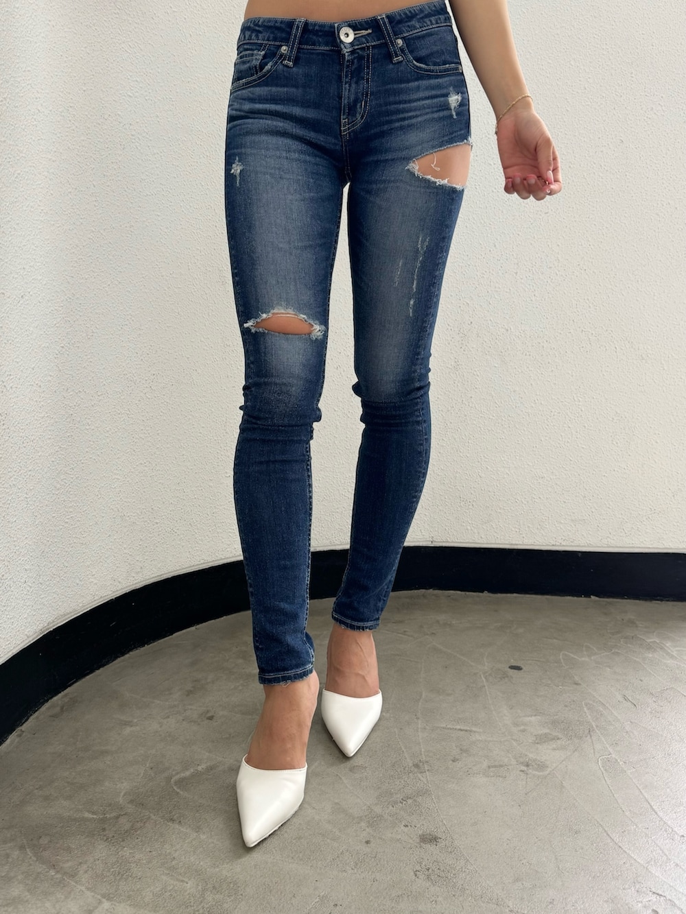 その他のチューブトップ、ブルー系のデニムパンツ、ホワイト系のパンプスを着用したレディースの春コーディネートの6枚目の写真