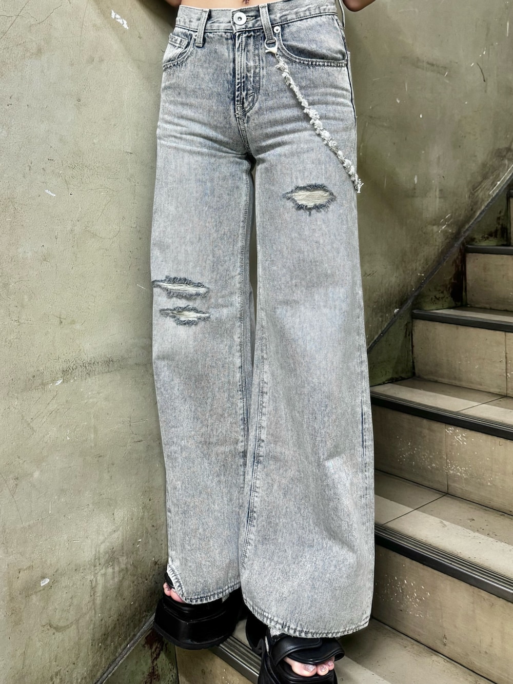 ピンク系のキャミソール、ブルー系のデニムパンツ、ブラック系のサンダルを着用したレディースの夏コーディネートの6枚目の写真