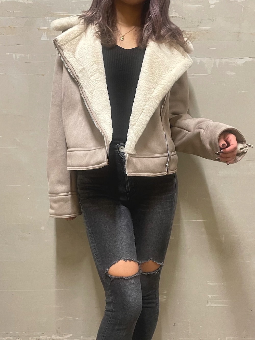 ブラック系のデニムパンツ、ブラック系のブーツ、ブラック系のニット/セーターを着用したレディースの秋コーディネートの5枚目の写真