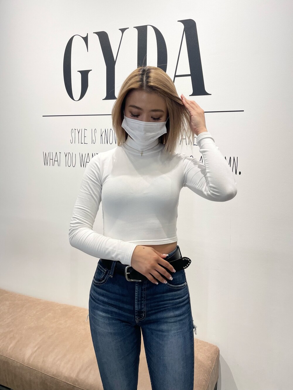 ホワイト系のTシャツ/カットソー、ホワイト系のチューブトップ、ブルー系のデニムパンツを着用したレディースの冬コーディネートの5枚目の写真