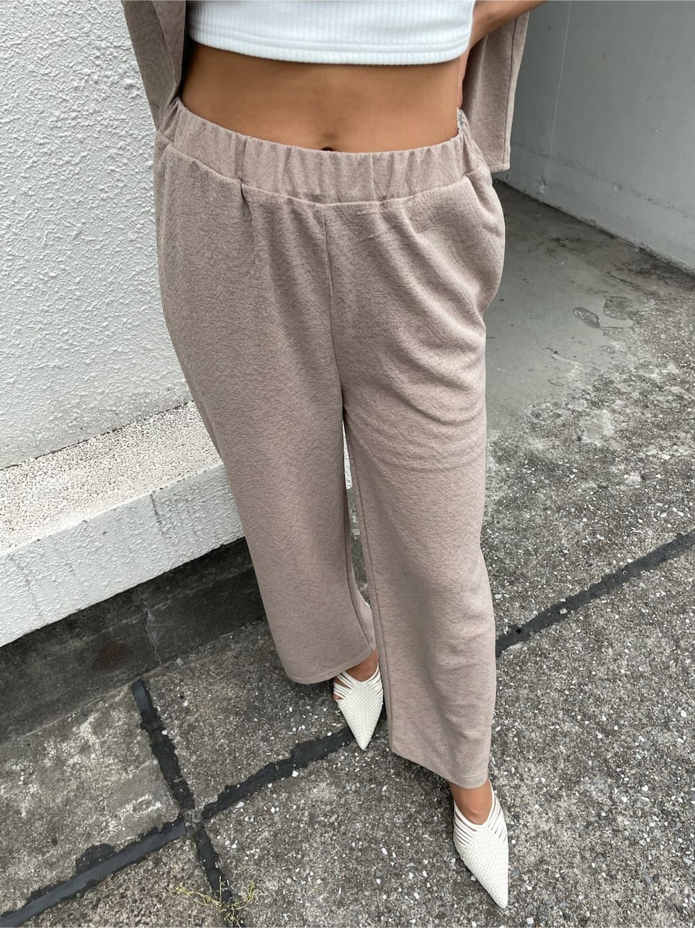 ホワイト系のキャミソール、ホワイト系のパンプス、ゴールド系のブレスレットを着用したレディースの夏コーディネートの9枚目の写真