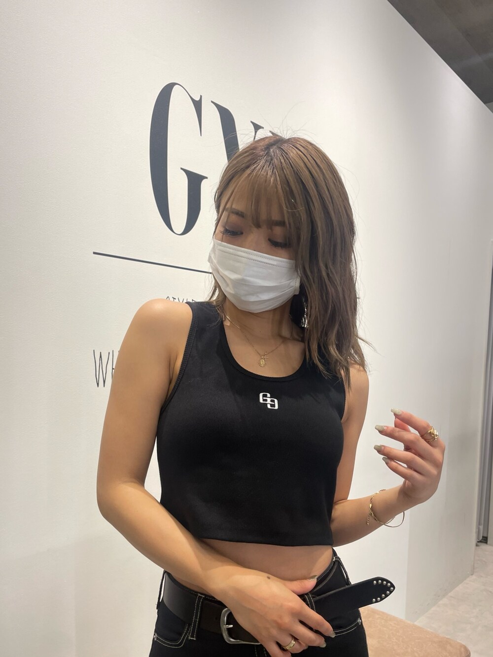 ブラック系のデニムパンツ、ホワイト系のシャツ/ブラウス、ブラック系のタンクトップを着用したレディースの夏コーディネートの5枚目の写真