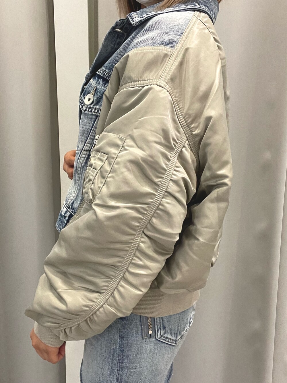 ブルー系のデニムジャケット、ブルー系のデニムスカート、ブラック系のチューブトップを着用したレディースの冬コーディネートの4枚目の写真