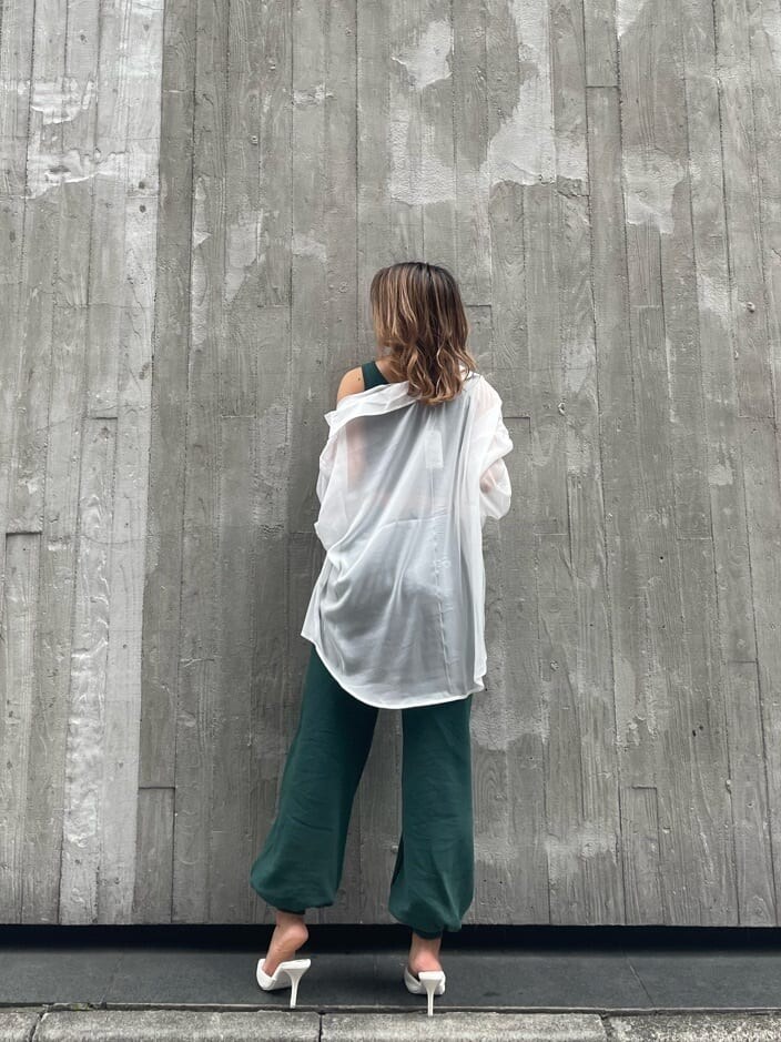 ブラック系のショルダーバッグ、ホワイト系のシャツ/ブラウス、グリーン系のスウェットパンツを着用したレディースの春コーディネートの4枚目の写真