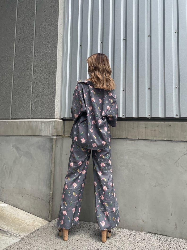 グレー系のシャツ/ブラウス、グレー系のその他パンツ、ブラック系のサンダルを着用したレディースの夏コーディネートの3枚目の写真