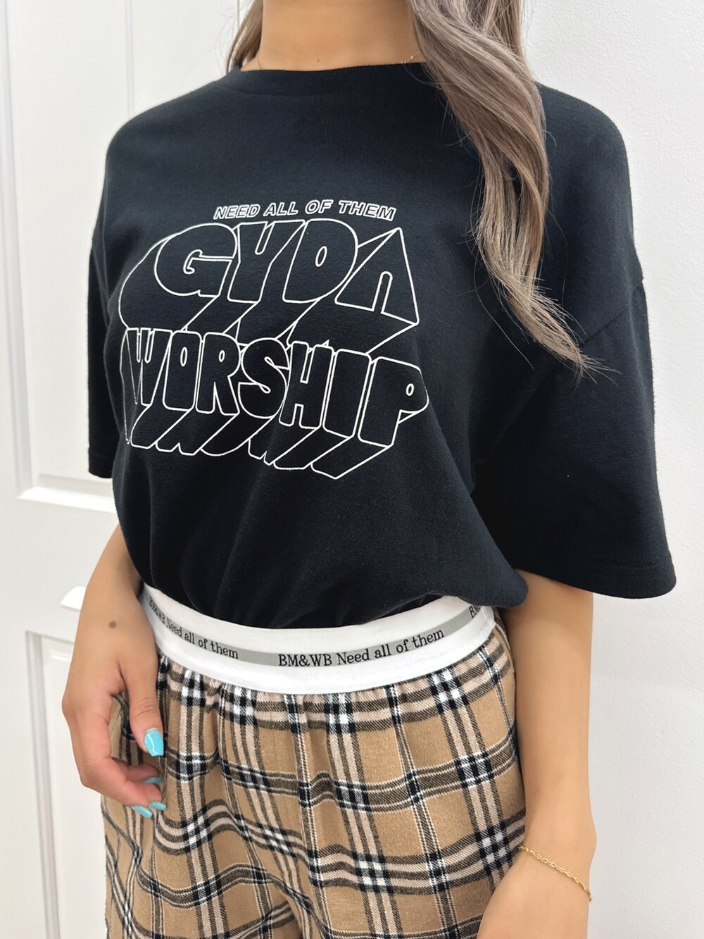 ブラック系のTシャツ/カットソー、ベージュ系のその他パンツ、ブラック系のブーツを着用したレディースの夏コーディネートの6枚目の写真