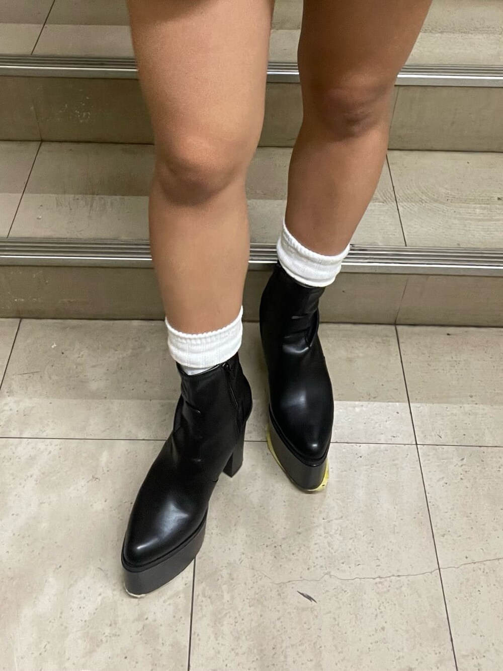 ブラック系のブーツ、ホワイト系のショルダーバッグ、ピンク系のパーカーを着用したレディースの秋コーディネートの9枚目の写真