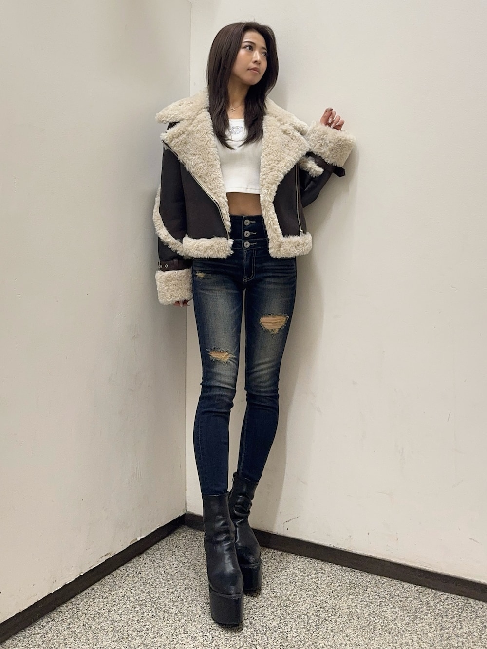 ホワイト系のTシャツ/カットソー、ブラウン系のムートンコート、ブルー系のデニムパンツを着用したレディースの秋コーディネートの2枚目の写真