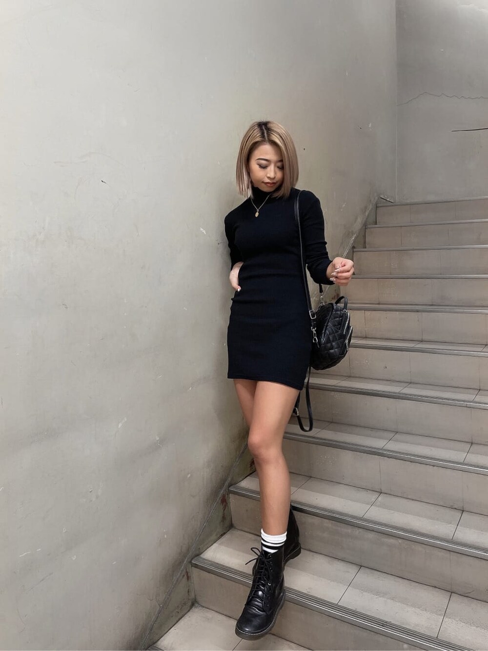 ブラック系のバックパック/リュック、ブラック系のワンピースを着用したレディースの秋コーディネートの2枚目の写真