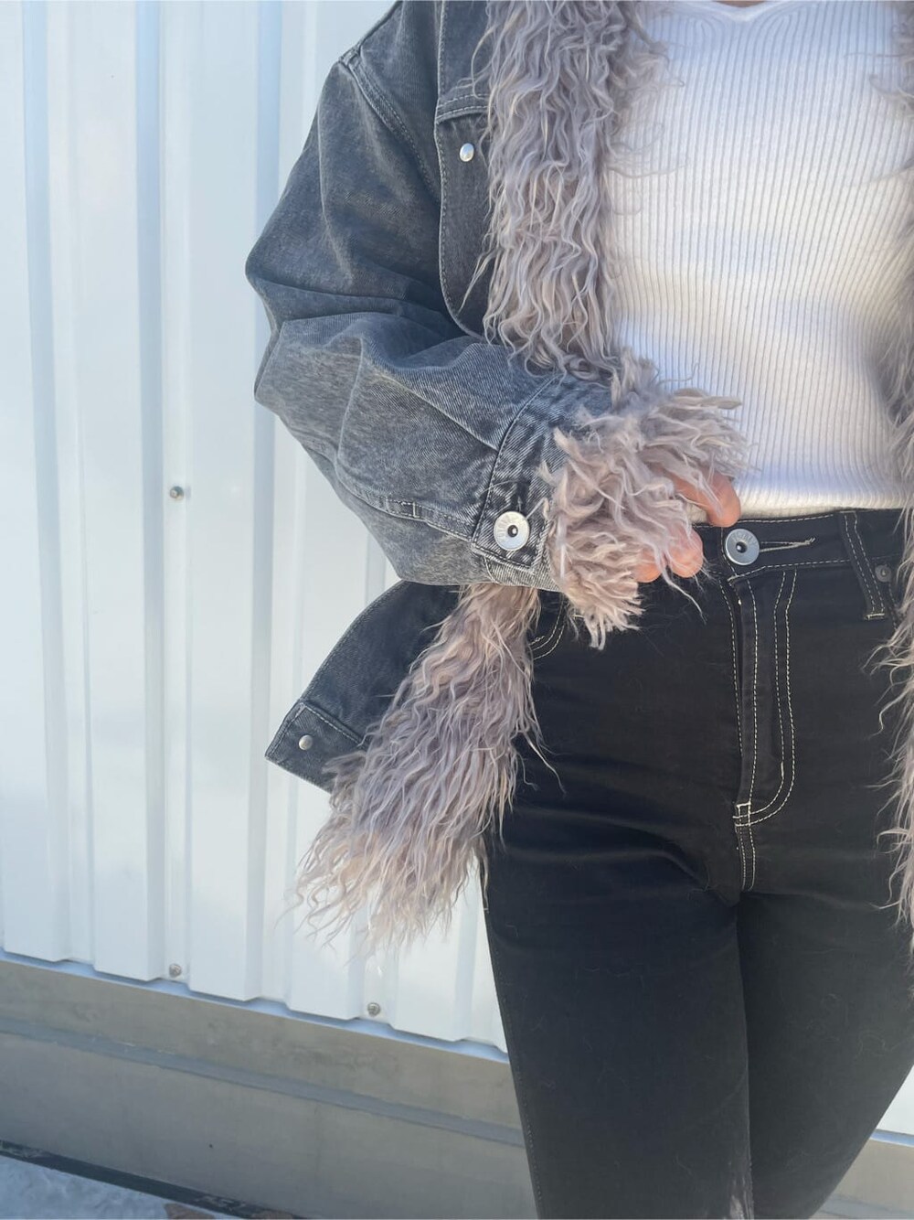 ブラック系のブーツ、ブラック系のデニムパンツ、ホワイト系のニット/セーターを着用したレディースの秋コーディネートの6枚目の写真