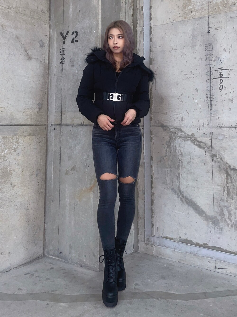 ブラック系のダウンジャケット/コート、ブラック系のニット/セーター、ブラック系のデニムパンツを着用したレディースの秋コーディネートの2枚目の写真