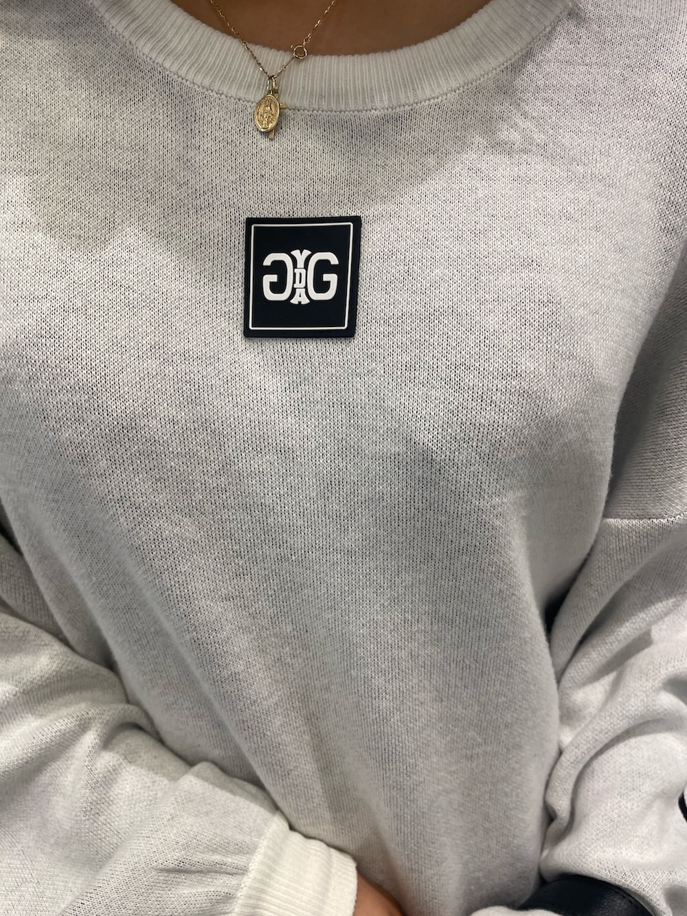 ブラック系のブーツ、ブラック系のハンドバッグ、ホワイト系のニット/セーターを着用したレディースの冬コーディネートの8枚目の写真