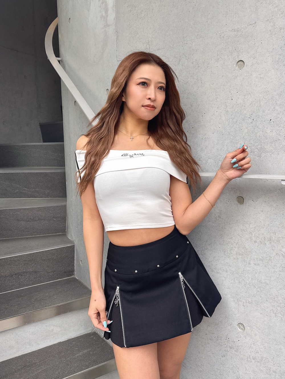 ホワイト系のTシャツ/カットソー、ブラック系のスカート、ブラック系のサンダルを着用したレディースの春コーディネートの5枚目の写真