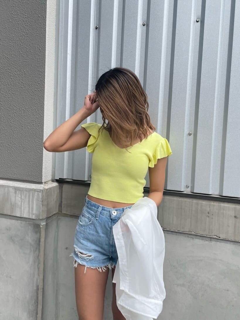 ホワイト系のシャツ/ブラウス、その他のサンダル、イエロー系のニット/セーターを着用したレディースの春コーディネートの3枚目の写真