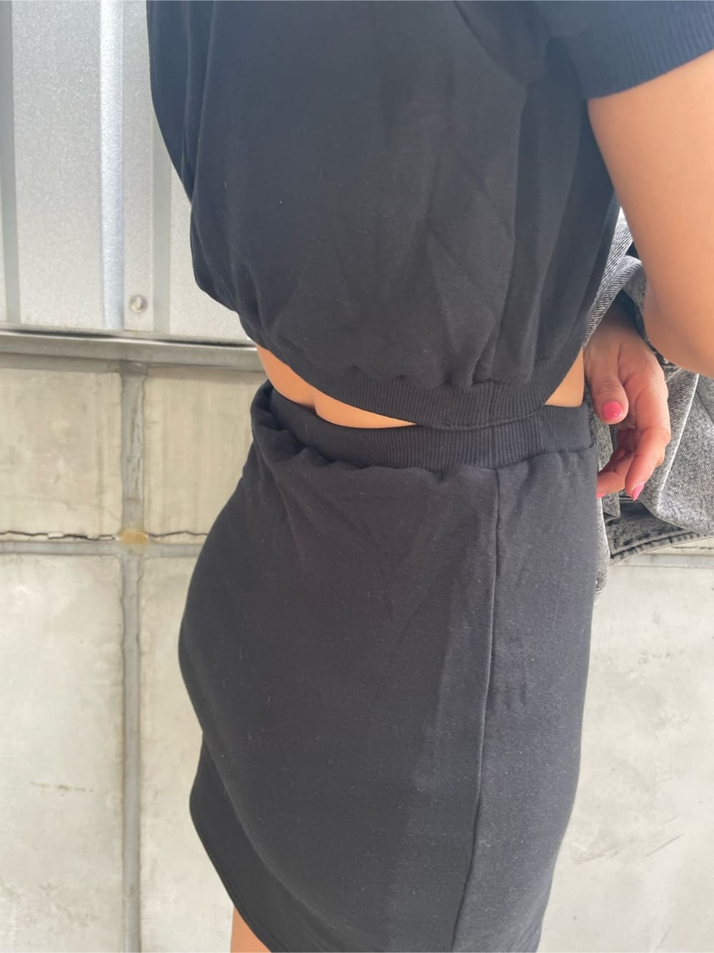 ブラック系のワンピース、ブラック系のブーツを着用したレディースの春コーディネートの6枚目の写真