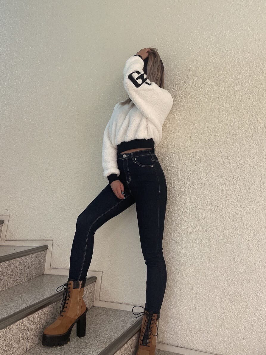 ブラウン系のブーツ、ブルー系のデニムパンツ、ブルー系のデニムパンツを着用したレディースの秋コーディネートの3枚目の写真