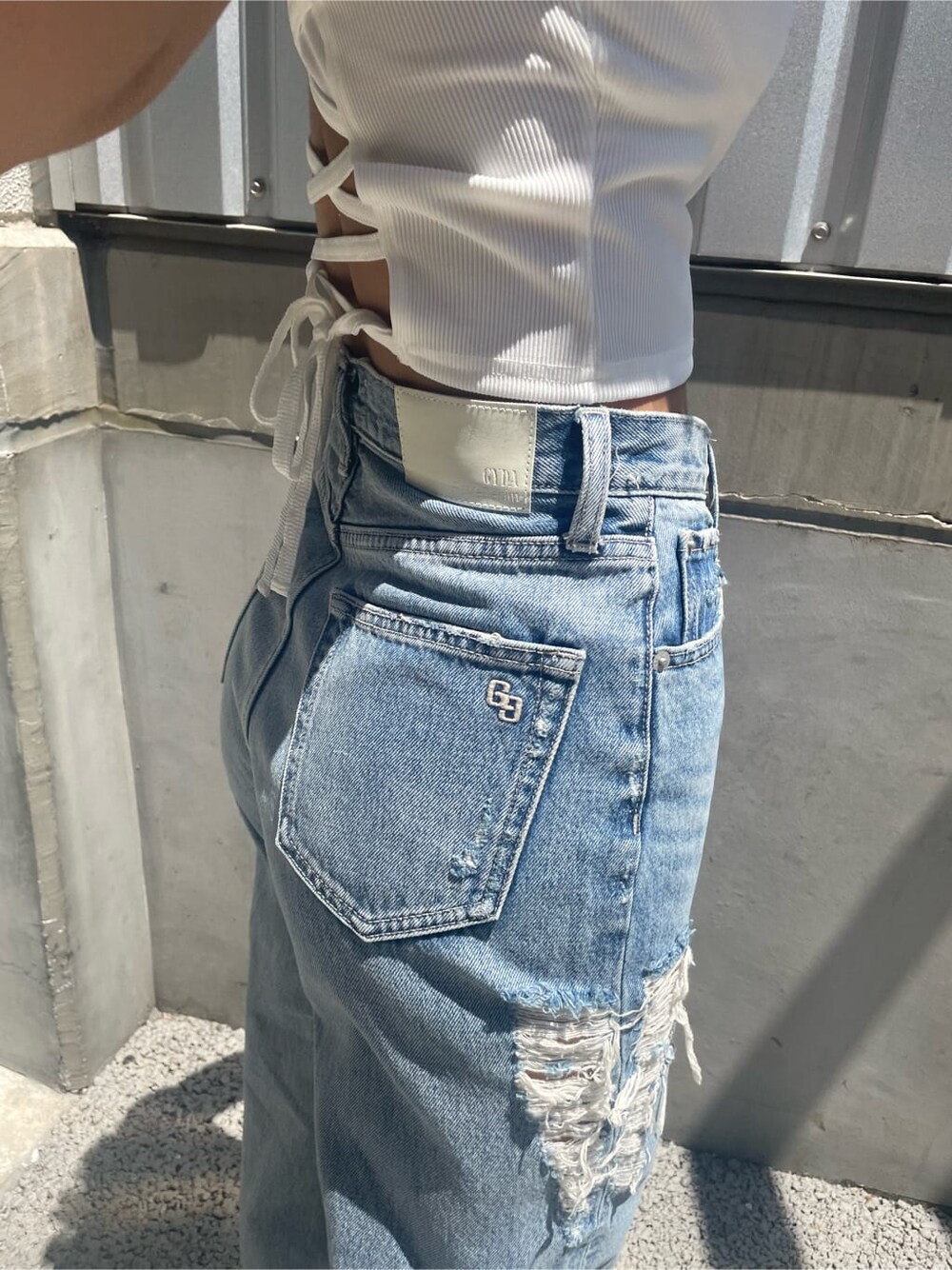 ブルー系のデニムパンツ、ホワイト系のTシャツ/カットソーを着用したレディースの夏コーディネートの9枚目の写真