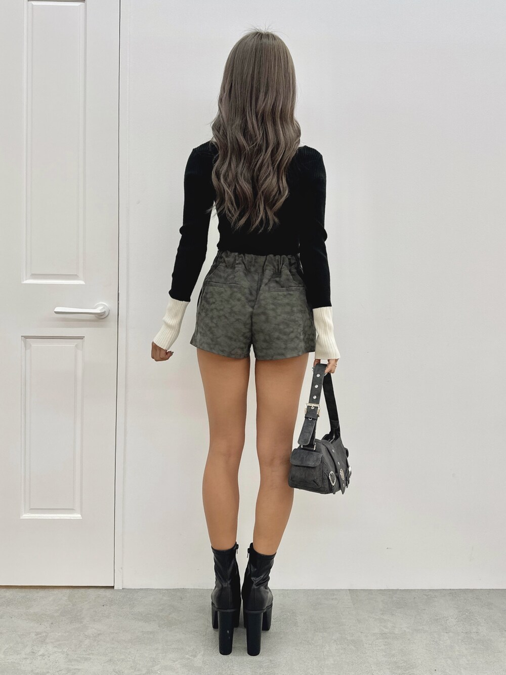 ブラック系のニット/セーター、その他のその他パンツ、グレー系のショルダーバッグを着用したレディースの秋コーディネートの3枚目の写真