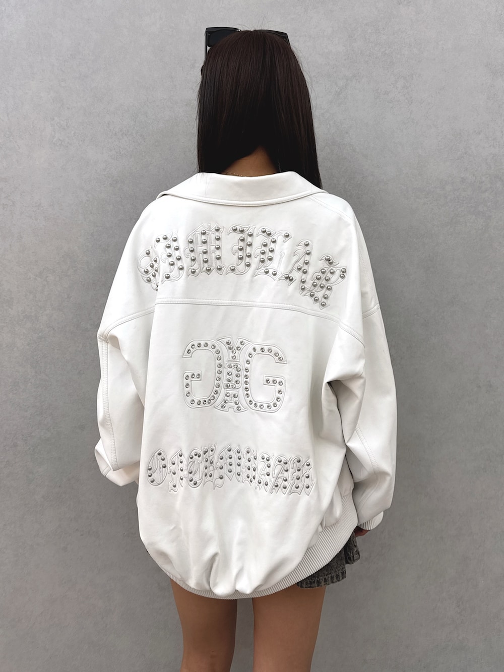 ブルー系のデニムスカート、ブラック系のブーツ、ブラック系のニット/セーターを着用したレディースの春コーディネートの7枚目の写真