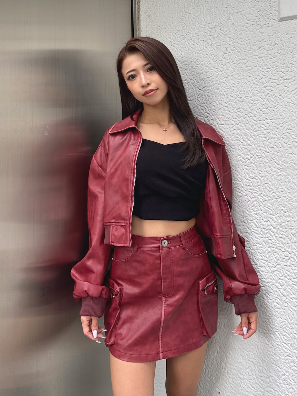 ブラック系のTシャツ/カットソー、レッド系のブルゾン、レッド系のスカートを着用したレディースの秋コーディネートの5枚目の写真