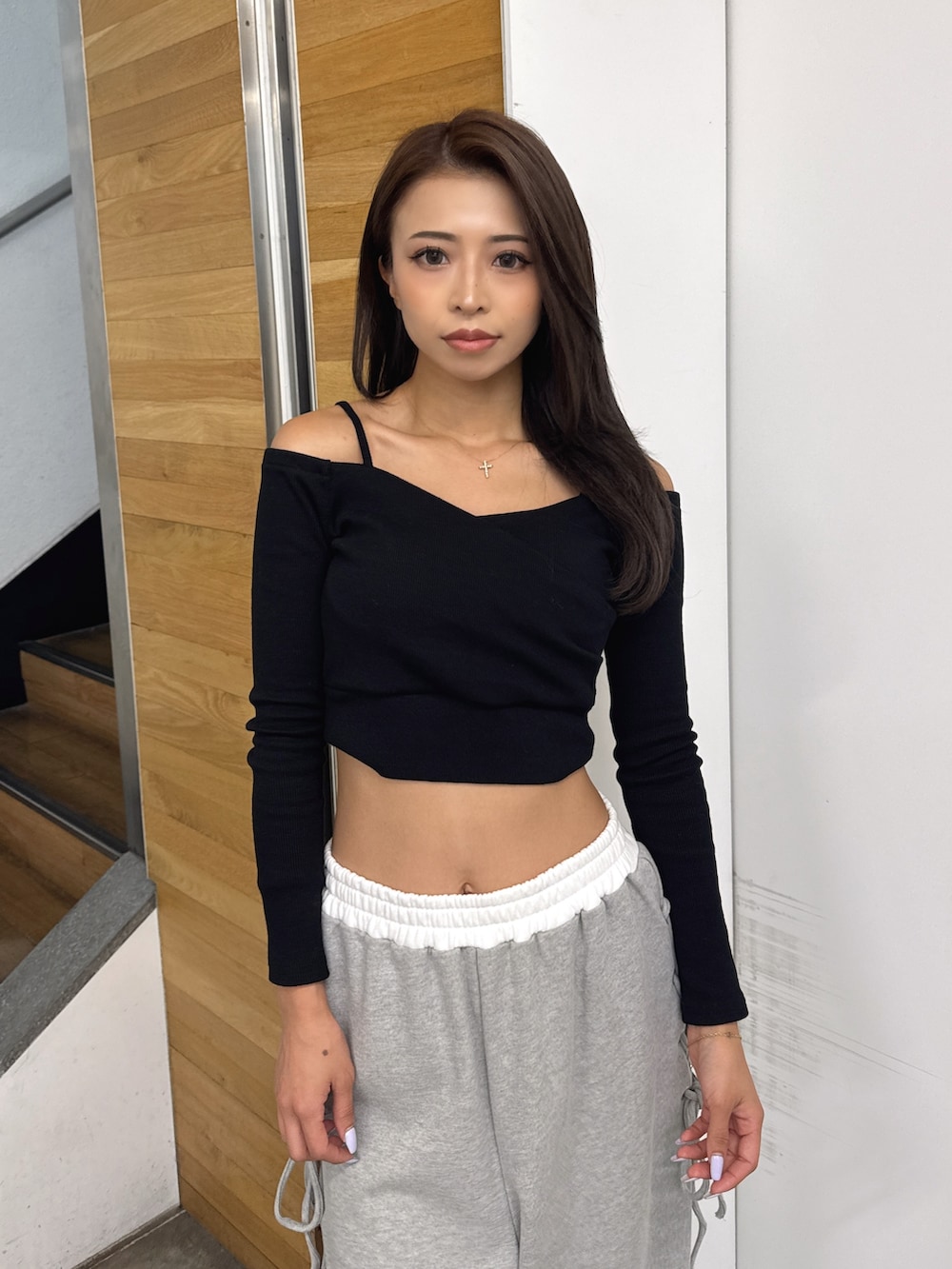 ブラック系のTシャツ/カットソー、グレー系のその他パンツ、ホワイト系のパンプスを着用したレディースの秋コーディネートの4枚目の写真