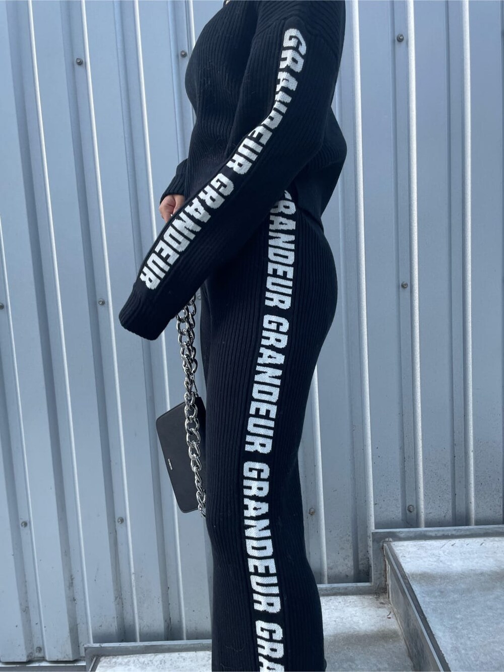 ブラック系のその他パンツ、ブラック系のパンプス、ブラック系のニット/セーターを着用したレディースの冬コーディネートの4枚目の写真