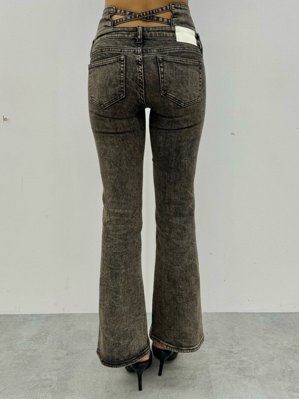 その他のニット/セーター、ブラック系のデニムパンツ、ブラック系のパンプスを着用したレディースの秋コーディネートの6枚目の写真