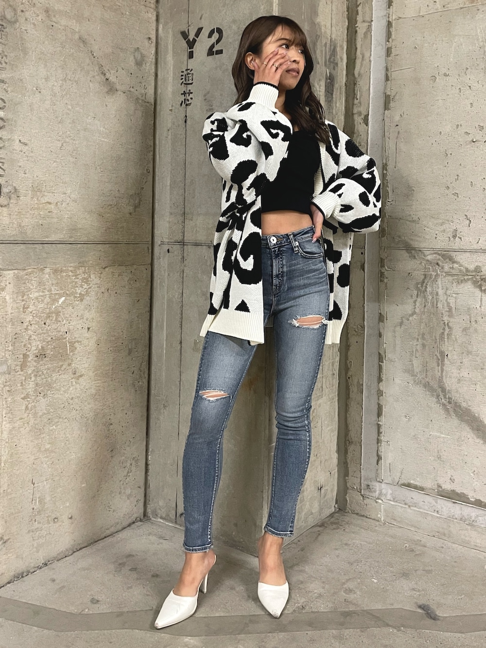 ホワイト系のカーディガン/ボレロ、ホワイト系のTシャツ/カットソー、ブルー系のデニムパンツを着用したレディースの春コーディネートの2枚目の写真