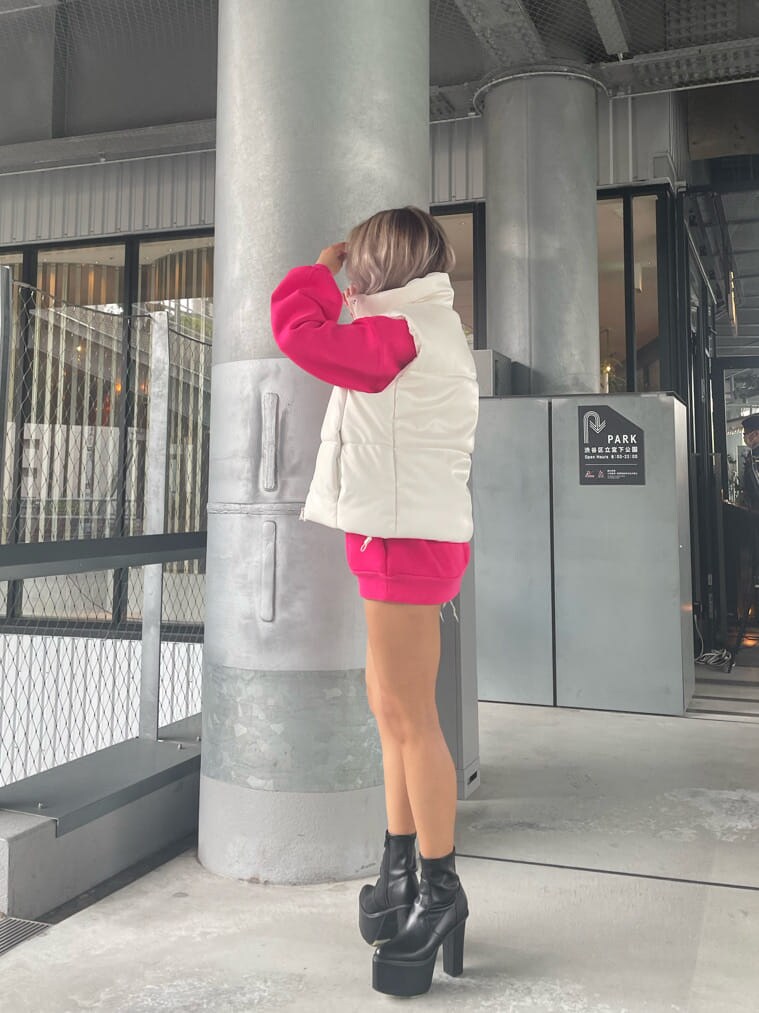 ブルー系のデニムパンツ、ピンク系のスウェット、ブラック系のブーツを着用したレディースの夏コーディネートの4枚目の写真