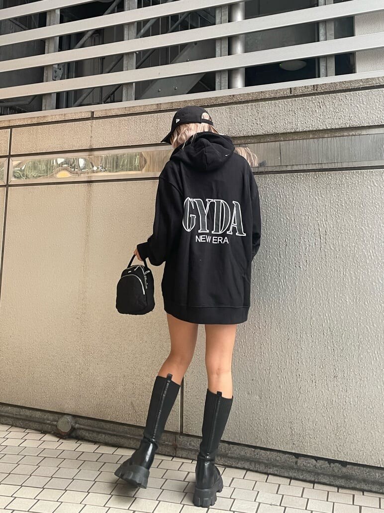 ブラック系のブーツ、ブラック系のバックパック/リュック、ブラック系のTシャツ/カットソーを着用したレディースの秋コーディネートの3枚目の写真