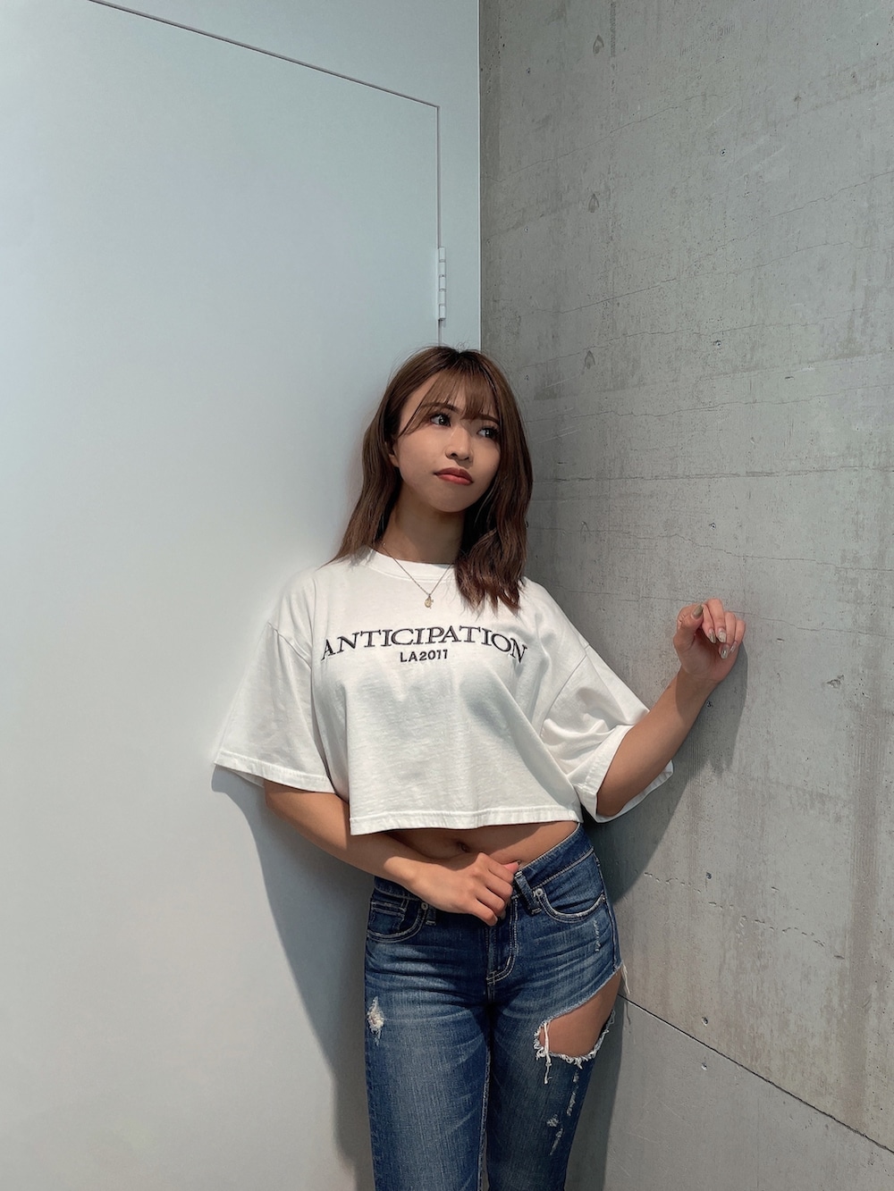ホワイト系のTシャツ/カットソー、ブルー系のデニムパンツ、ブラック系のパンプスを着用したレディースの夏コーディネートの5枚目の写真