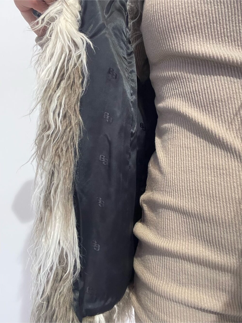 ベージュ系のワンピース、その他のベスト、ブラック系のブーツを着用したレディースの秋コーディネートの7枚目の写真