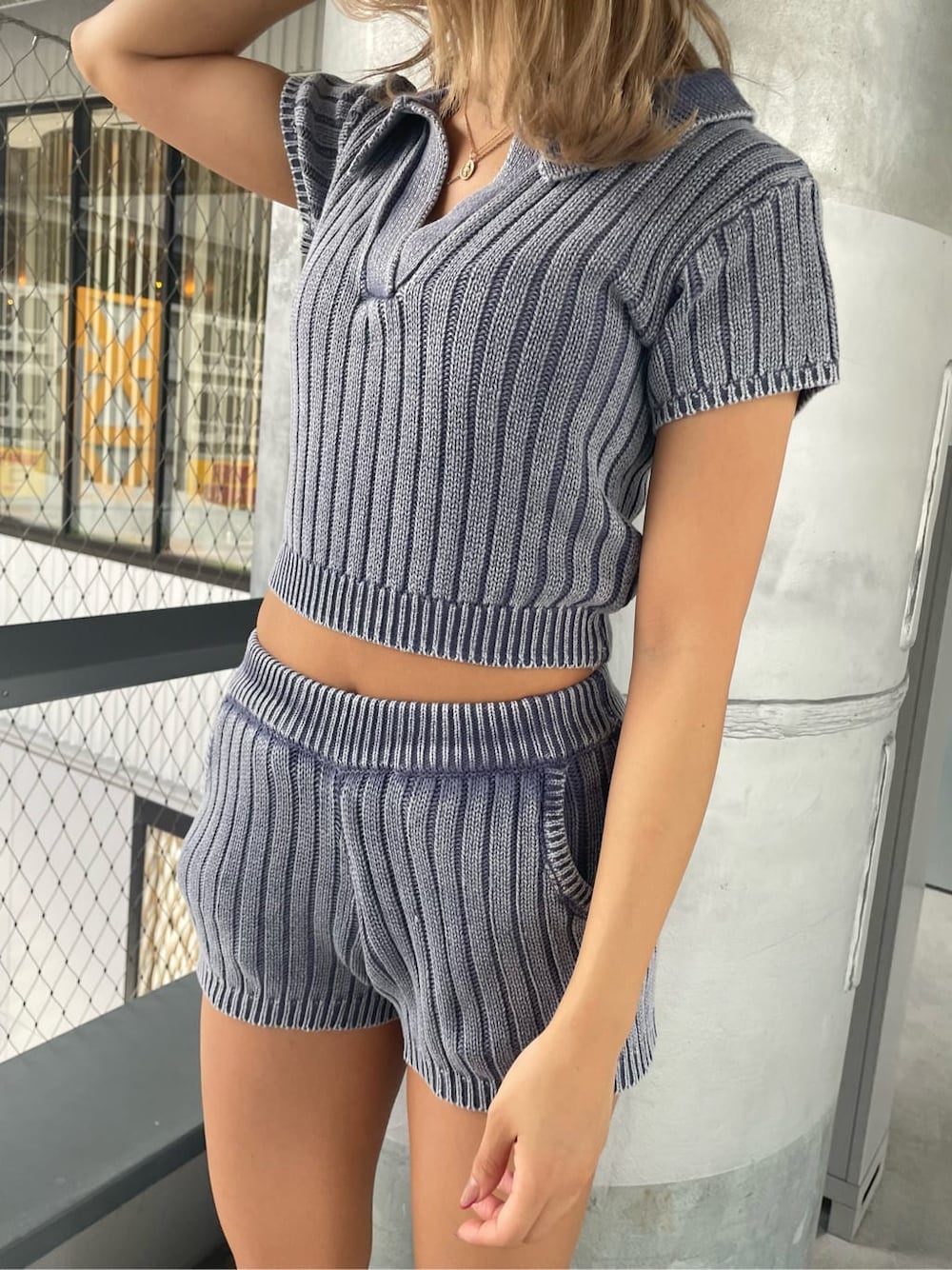 ブルー系のその他パンツ、ブラック系のサンダル、ブルー系のニット/セーターを着用したレディースの夏コーディネートの6枚目の写真