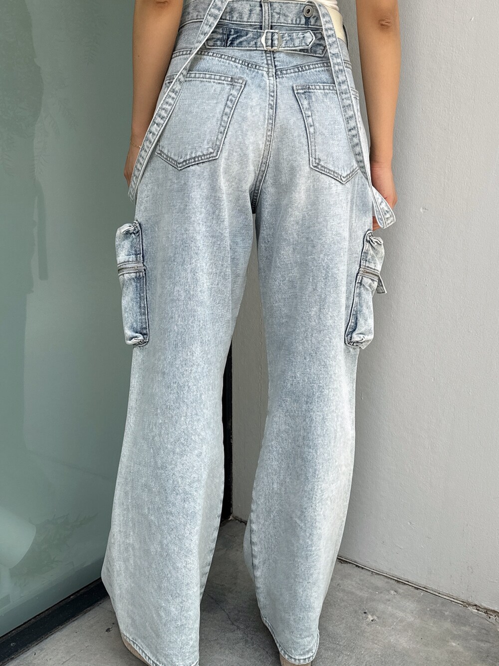 ホワイト系のキャミソール、ブルー系のデニムパンツ、ホワイト系のサンダルを着用したレディースの夏コーディネートの8枚目の写真