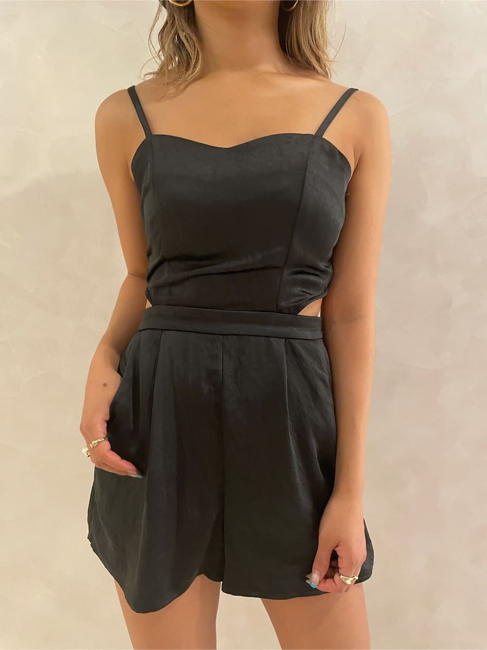 ブラック系のつなぎ/オールインワン、ホワイト系のシャツ/ブラウス、ブラック系のハットを着用したレディースの夏コーディネートの8枚目の写真