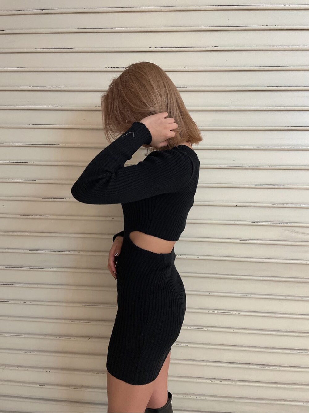 ブラック系のブーツ、グレー系のMA-1、ブラック系のワンピースを着用したレディースの冬コーディネートの5枚目の写真