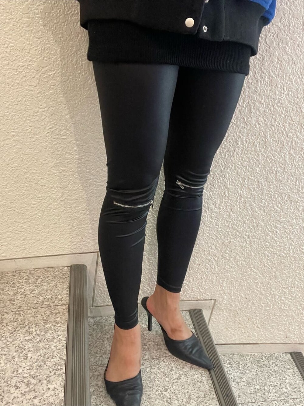 ブラック系のブルゾン、ブラック系のパンプスを着用したレディースの秋コーディネートの8枚目の写真