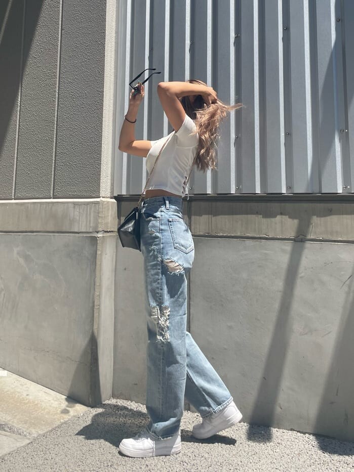ブルー系のデニムパンツ、ホワイト系のTシャツ/カットソーを着用したレディースの夏コーディネートの2枚目の写真