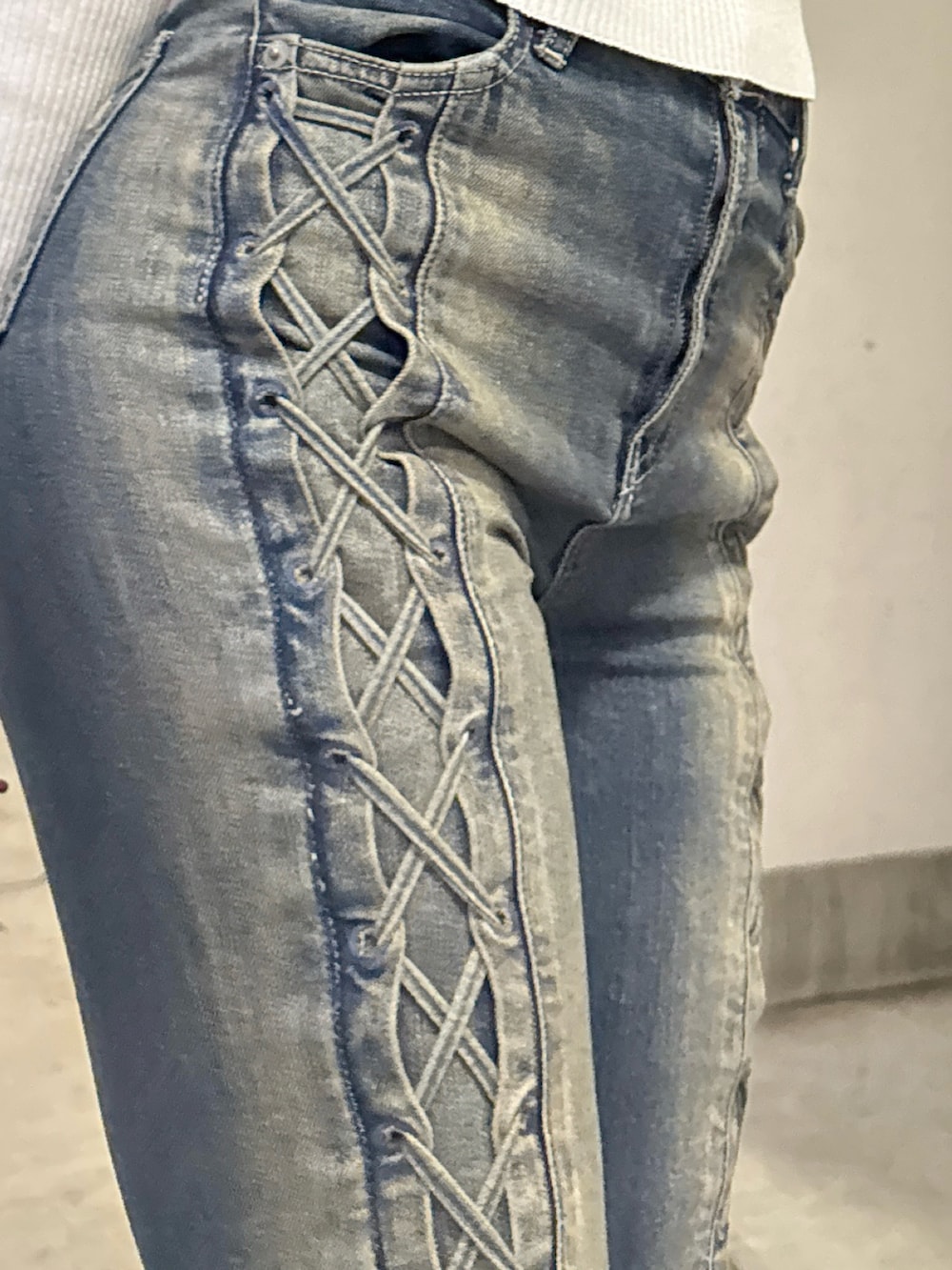 ホワイト系のニット/セーター、ブルー系のデニムパンツ、ブラック系のブーツを着用したレディースの秋コーディネートの7枚目の写真