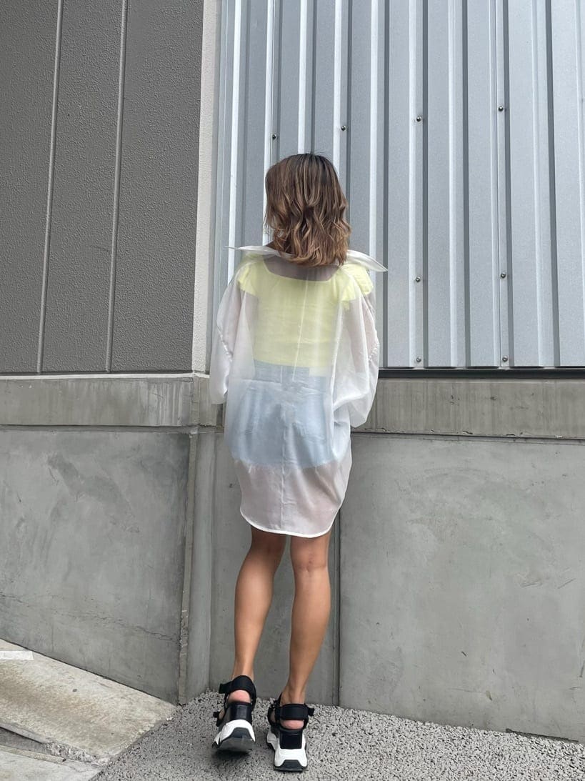 ホワイト系のシャツ/ブラウス、その他のサンダル、イエロー系のニット/セーターを着用したレディースの春コーディネートの2枚目の写真