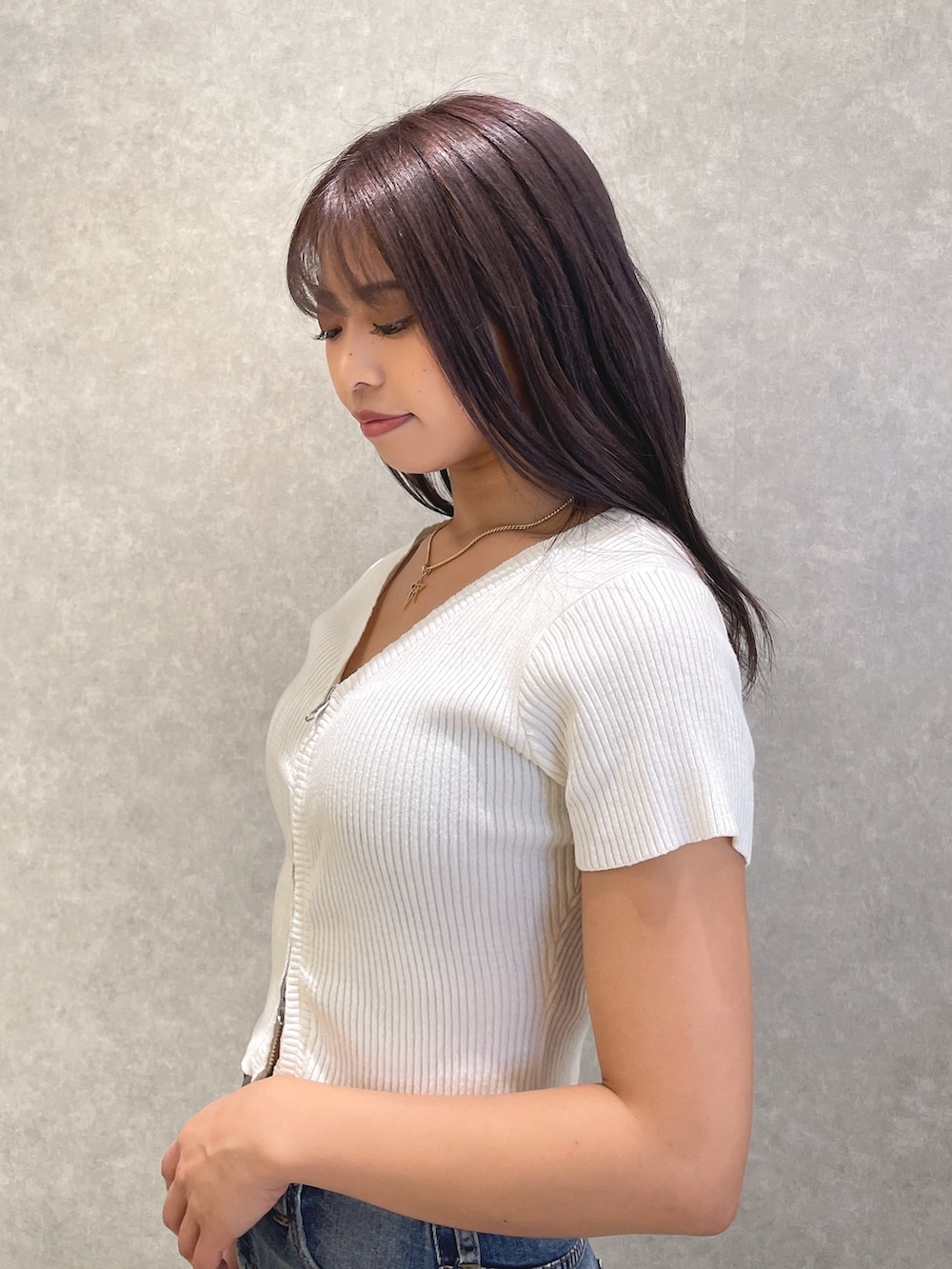 ホワイト系のTシャツ/カットソー、ブルー系のデニムパンツ、ブラック系のパンプスを着用したレディースの春コーディネートの7枚目の写真