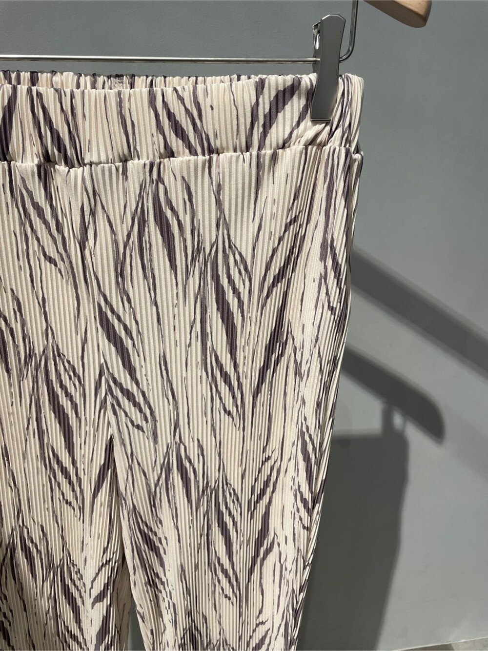 ブラック系のサンダル、ホワイト系のその他パンツ、ホワイト系のTシャツ/カットソーを着用したレディースの夏コーディネートの6枚目の写真