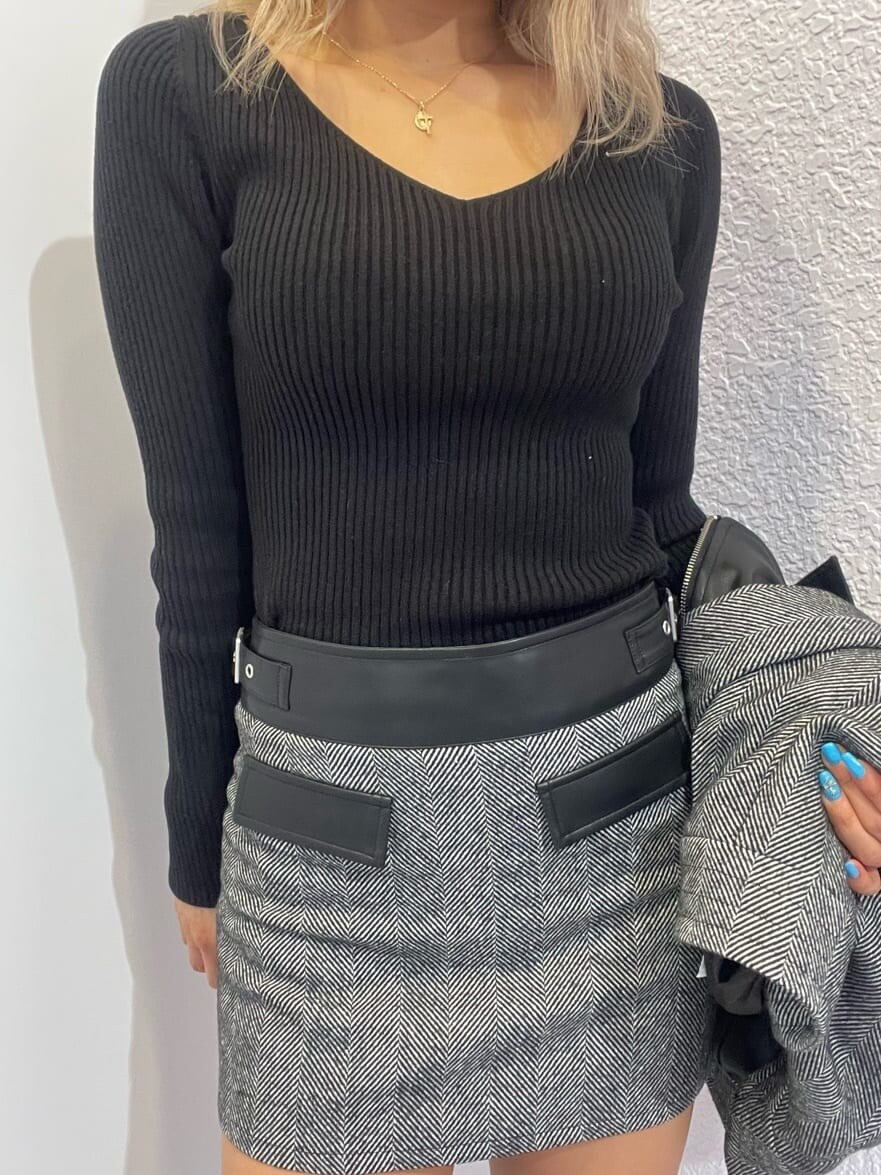 ブラック系のライダースジャケット、ブラック系のニット/セーター、ブラック系のスカートを着用したレディースの秋コーディネートの6枚目の写真