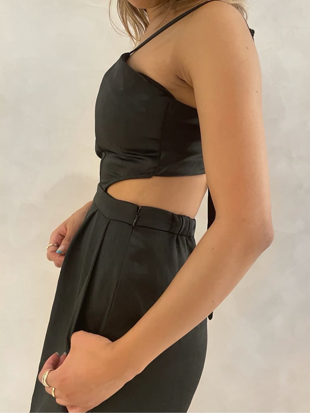 ブラック系のつなぎ/オールインワン、ホワイト系のシャツ/ブラウス、ブラック系のハットを着用したレディースの夏コーディネートの7枚目の写真