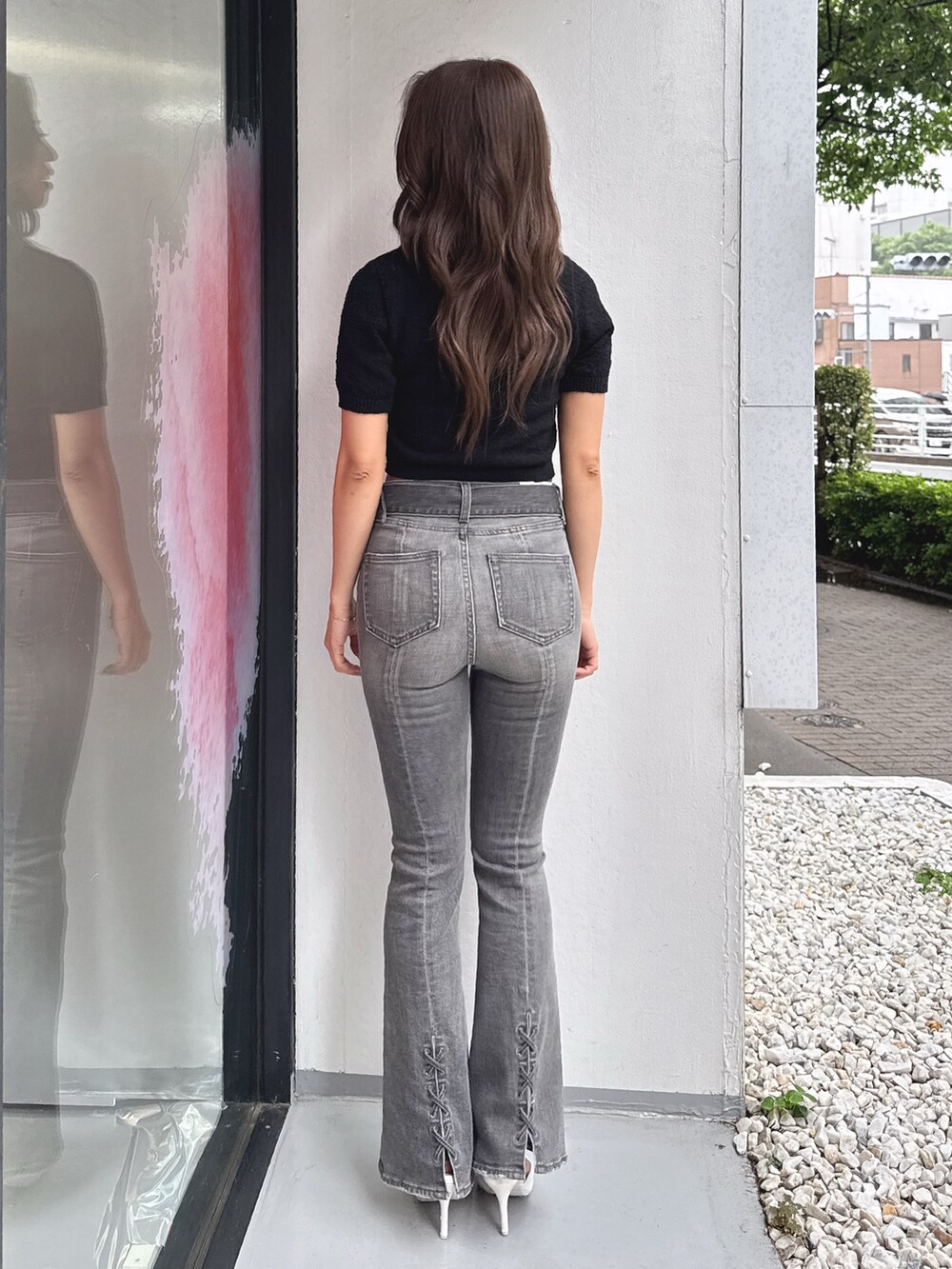 ブラック系のTシャツ/カットソー、ブラック系のデニムパンツ、ホワイト系のパンプスを着用したレディースの春コーディネートの3枚目の写真