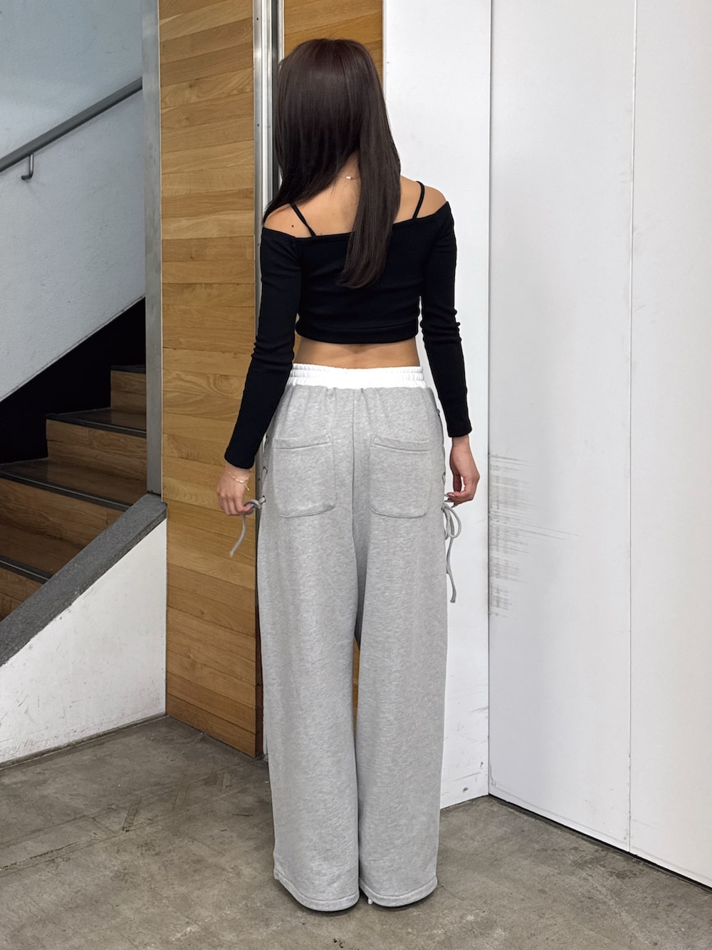 ブラック系のTシャツ/カットソー、グレー系のその他パンツ、ホワイト系のパンプスを着用したレディースの秋コーディネートの3枚目の写真